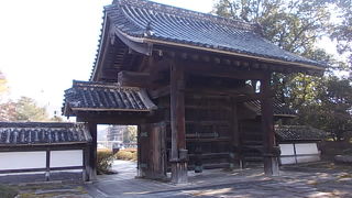 現在も県庁西口の門として利用されています