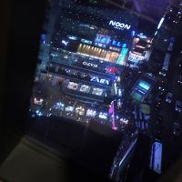 向かい側にロッテデパートなどが見えます