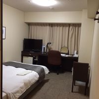 ベッド幅にもベッドサイドにも余裕があります