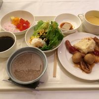 朝食はバイキング形式です。茶粥がありました。