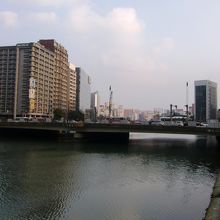 下流から中洲方面を望む。