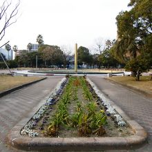 花壇と噴水塔