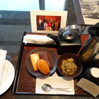 ウェルカムティーのセット。カモミールティも素敵な茶器で美味