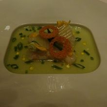 芸術的。絵画のようなお魚の一皿。さっぱりして美味!!