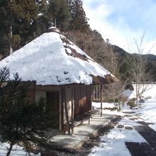 茅葺屋根の建物