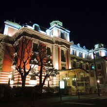 ライトアップされた公会堂