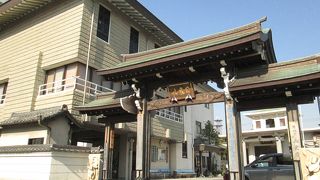 街中の上品なお寺