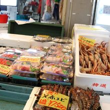 カニも安い。
