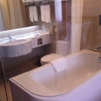 ガラス張りのバスルーム