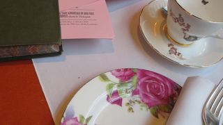 食事の出てくる写真撮影スポットだと思えば・・・