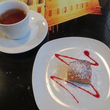 小さいデザートとハーブティー。ここはコーヒーが無い。