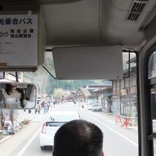 展望台行きシャトルバスからの前面展望（道路渋滞中）