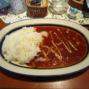 山小屋のようなお店。