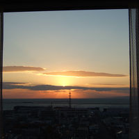 夕暮れ時に客室の窓からの眺め