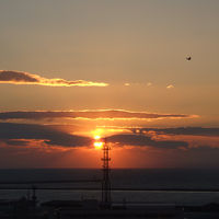 客室の窓から。夕焼けは刻々と変化していきます。