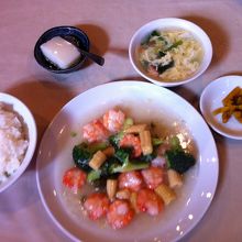 ごはんがぼそぼそ。酷い。エビはまあまあ。