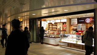 駅ナカショップがいろいろ。