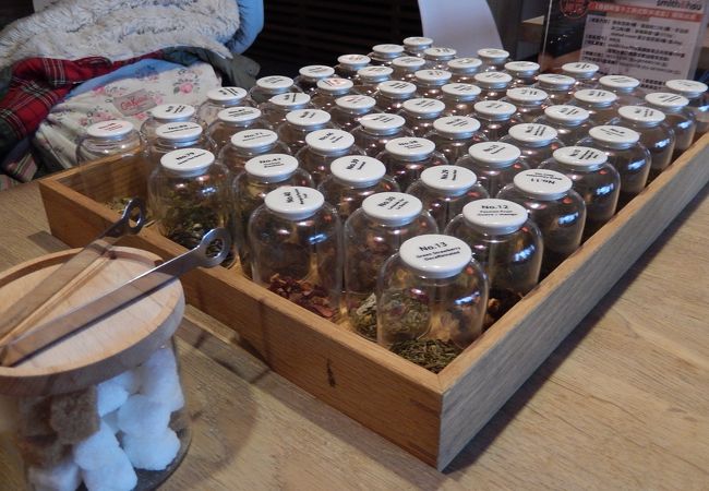 紅茶の茶葉の香りを嗅いでオーダーできるカフェ