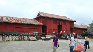 有料ゾーンへの門でもあります