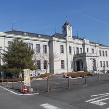 県会議事堂の様子