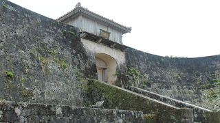 今は出口ですが、昔は通用門