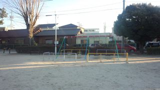 ブランコと鉄棒しかない公園