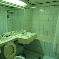 上げ底式の、見た目より浅いバスタブ。