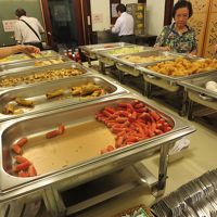 朝食会場は団体さんだらけ。