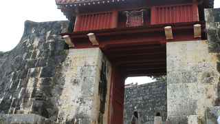 門の前に水が湧いている