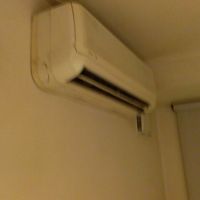 部屋のエアコン。吹き出し口故障中でして…
