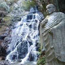 満濃大師像と滝