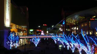 商業施設に囲まれた駅前公園