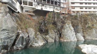 鬼怒川温泉らしい、川に張り付くホテルの景色