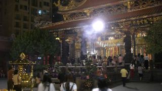 龍山寺-夜も活気がすごい！雰囲気かわるので是非