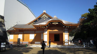 復元された御殿。