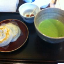 抹茶とお菓子のセット。