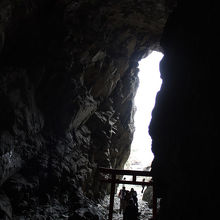 城の下の海に面した所にある鵜戸神社の岩窟の白龍