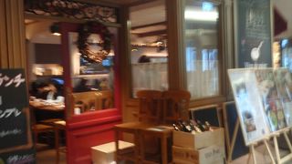 フランス語で「母のフライパン」を意味する店名