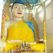 カラフルタイな寺院！大きな大仏様がいます。