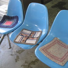 手編みの座布団がしかれた待合室の椅子