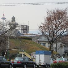 塚のてっぺんに供養塔が。