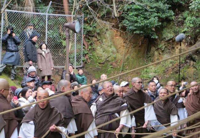 試しづきするお坊さん達。