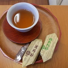 店内で頂くとお茶も付いてきます（笑）