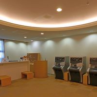 フロント　右の機械で精算