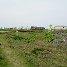 東屋とマムヤの墓