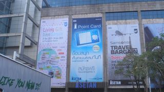 センセーブ運河の船着き場の近く