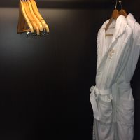 バスローブもあり。ハンガーは追加で借りることも可能。