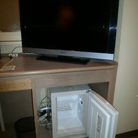 テレビにからの冷蔵庫。