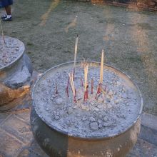 線香をここにさします。