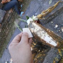 小さな涅槃像に貼ります。